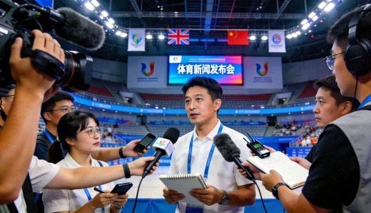 体育新闻发布现场,记者在赛事场馆内进行采访与记录